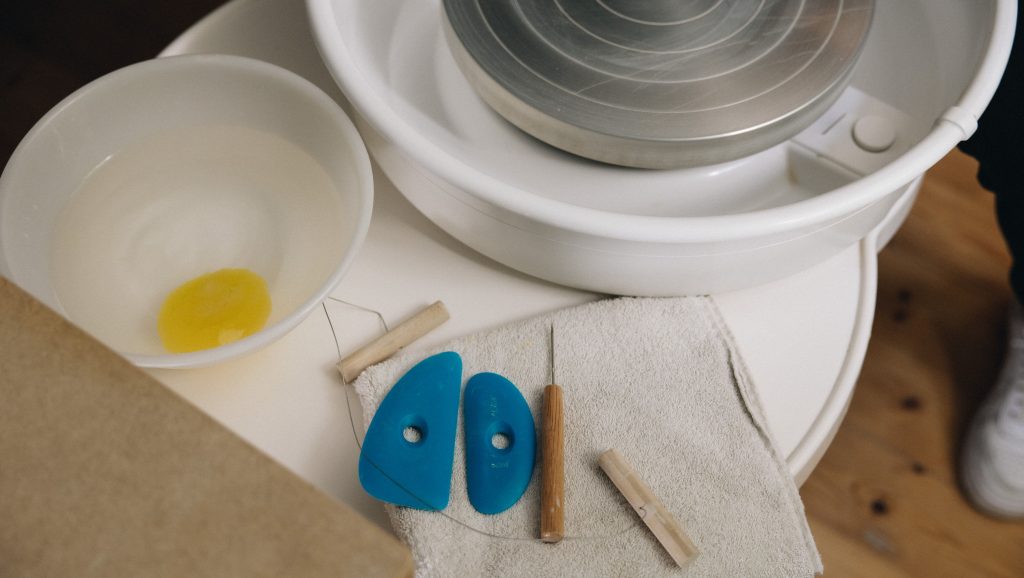 Schnupperkurs Töpfern in Wien bei Verenics - spielerisch Ton erleben, erste Schritte an der Töpferscheibe mit Achtsamkeit und Kreativität.