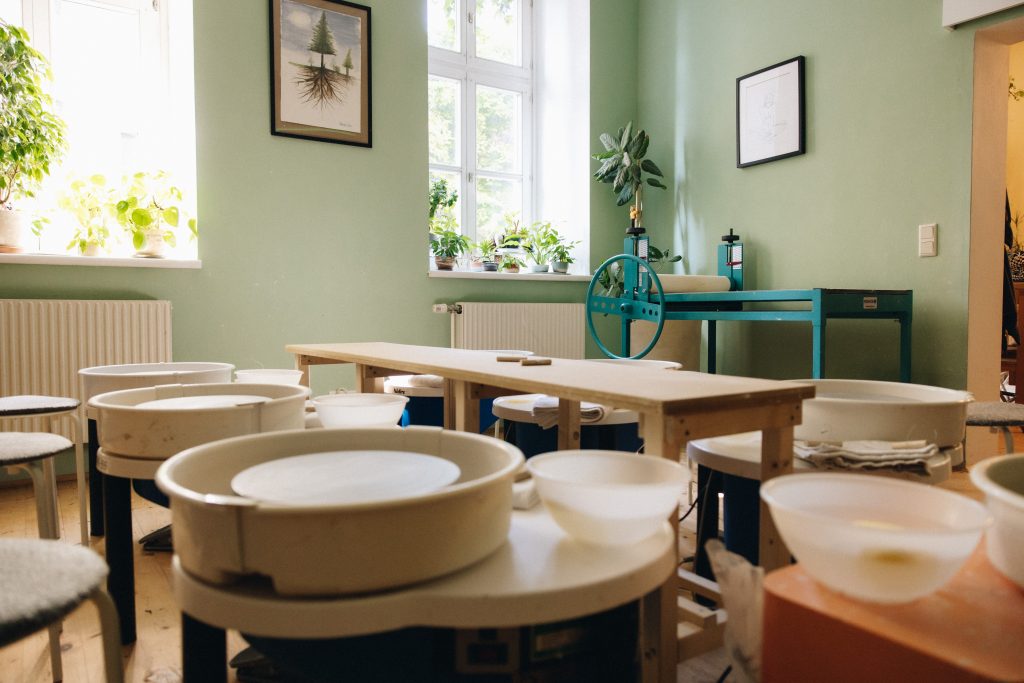 Verenics Töpferstudio Wien - heller Kursraum mit mehreren Töpferscheiben, kreative und achtsame Atmosphäre für Keramikkurse