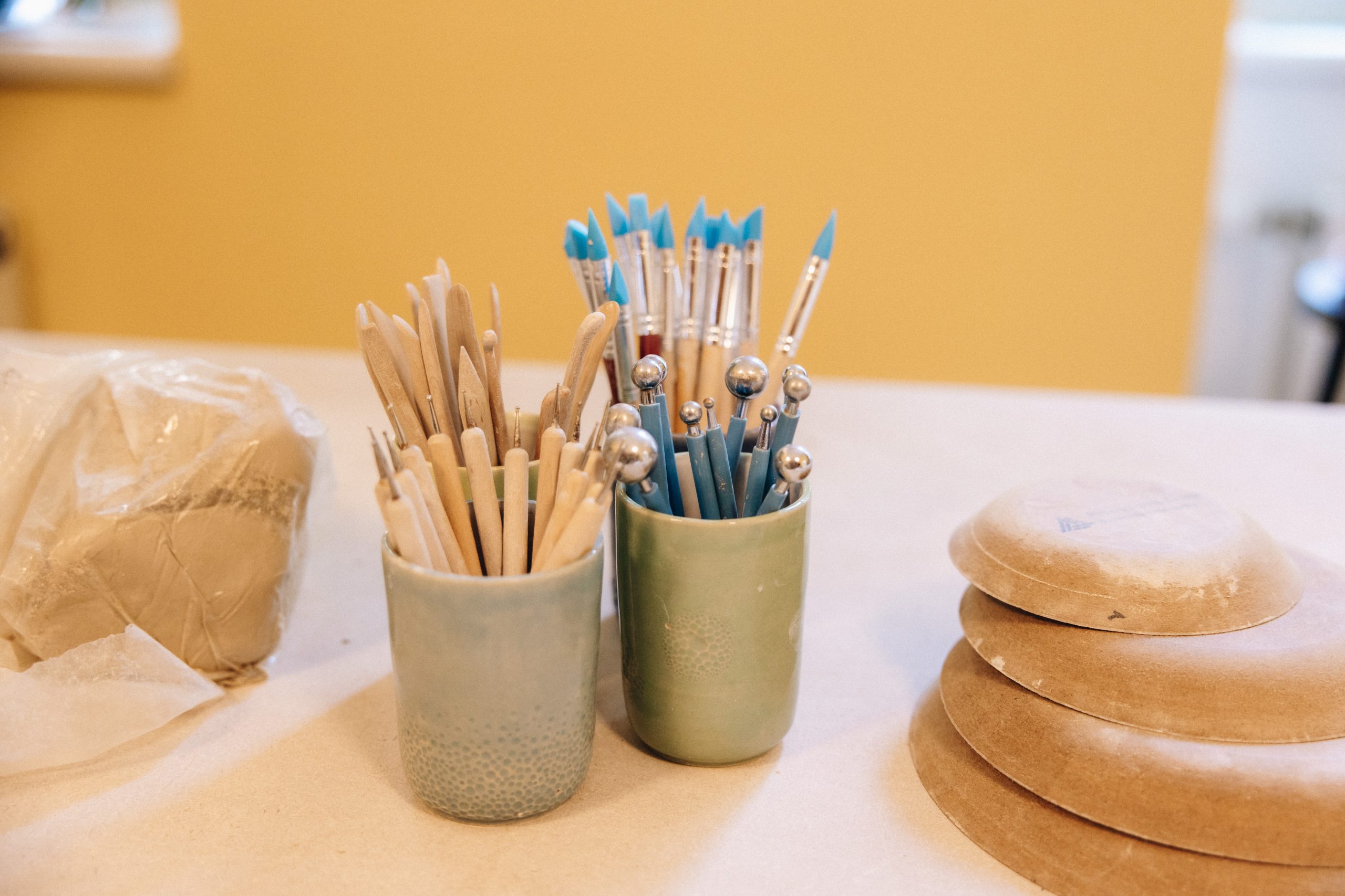 Intensivkurs Töpfern von A-Z in Wien - Werkzeuge, Ton und Grundlagen der Keramik im Verenics Studio.