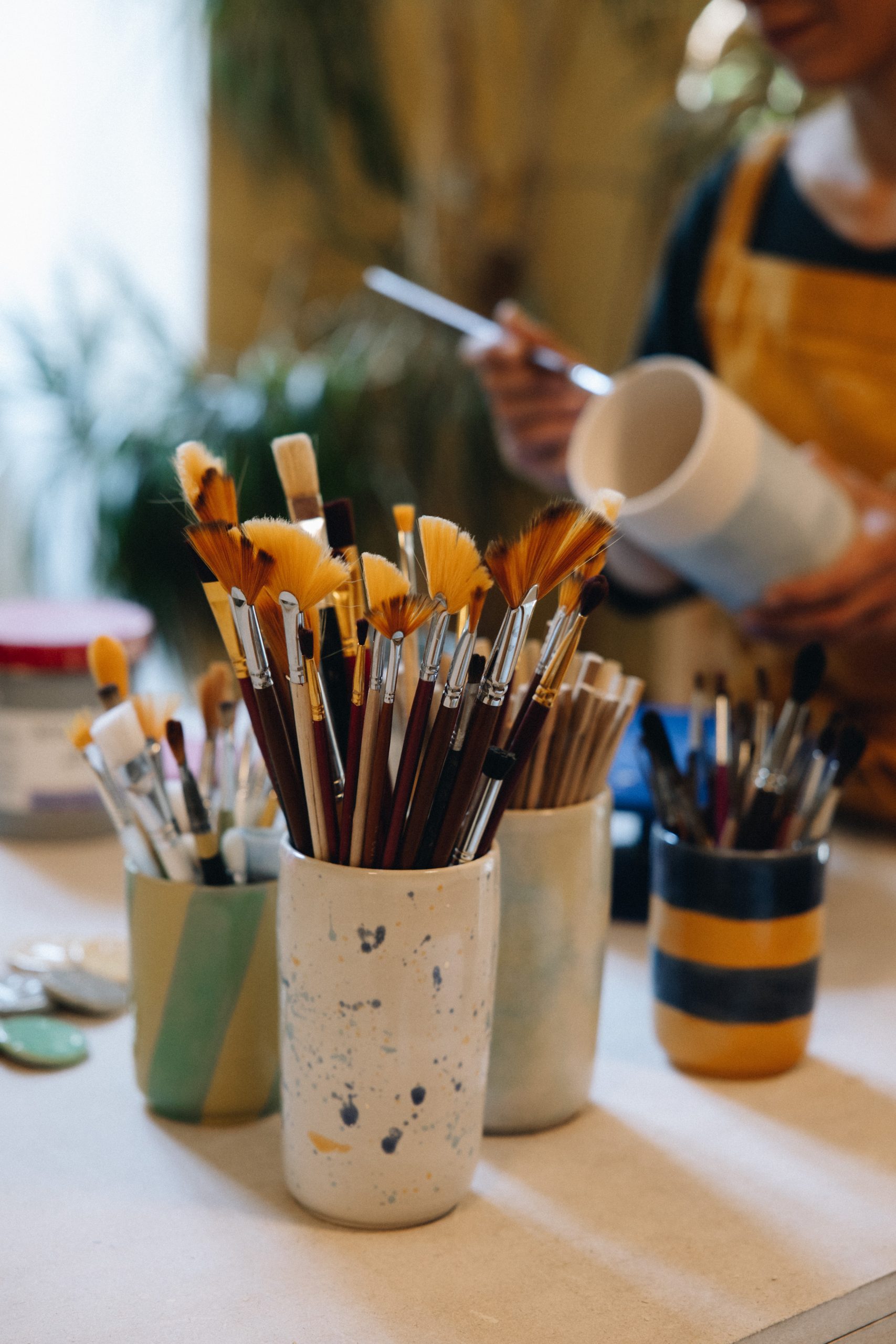Pinsel und Farben im Verenics Töpferstudio Wien - kreative Gestaltung beim Schnupperkurs Töpfern für Anfänger:innen.