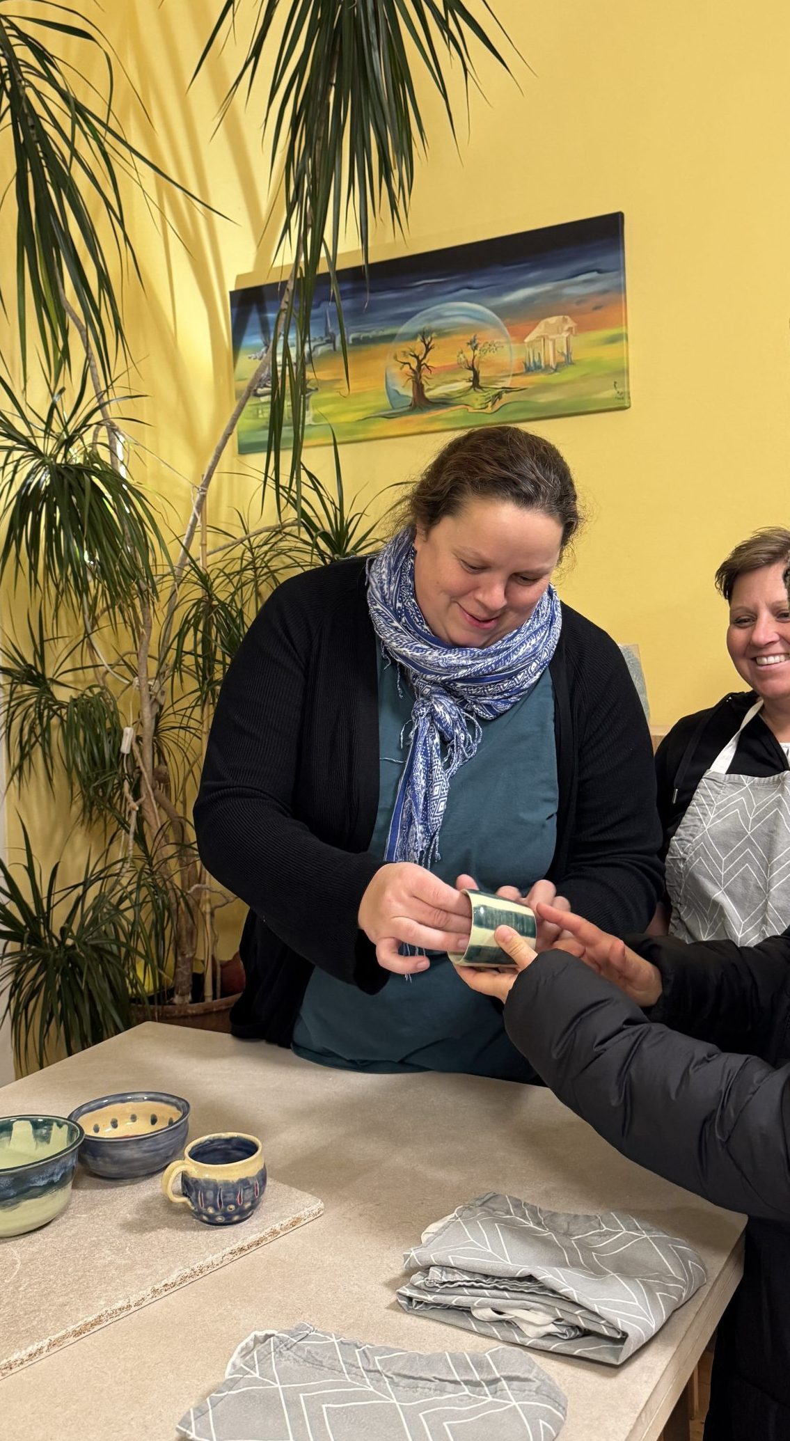 Kundin aus dem Intensivkurs bei Verenics Wien – Freude und Begeisterung für das Töpfern.